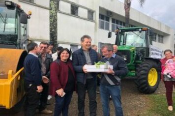 Foto - DEPUTADO GIOVANI CHERINI OFICIALIZA ENTREGA DE MÁQUINA