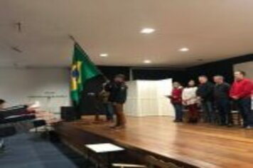 Foto - JOVENS DISPENSADOS DO SERVIÇO MILITAR FAZEM JURAMENTO À BANDEIRA