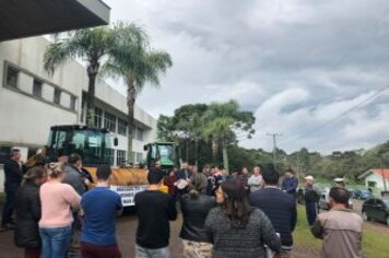 Foto - DEPUTADO GIOVANI CHERINI OFICIALIZA ENTREGA DE MÁQUINA