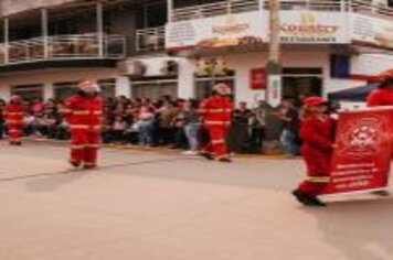 Foto - DESFILE CIVICO CULTURAL FICOU NA HISTÓRIA DOS 60 ANOS DO MUNICÍPIO