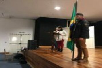 Foto - JOVENS DISPENSADOS DO SERVIÇO MILITAR FAZEM JURAMENTO À BANDEIRA