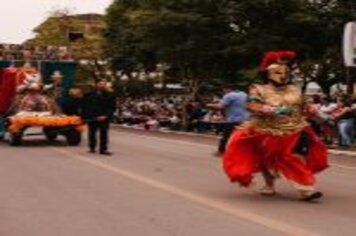 Foto - DESFILE CIVICO CULTURAL FICOU NA HISTÓRIA DOS 60 ANOS DO MUNICÍPIO