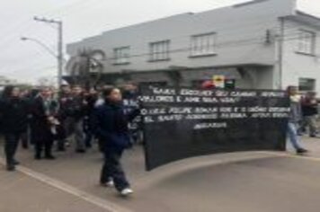 Foto - CAMINHADA DE VALORIZAÇÃO A VIDA MARCOU A MANHÃ COM CENTENAS DE PARTICIPANTES