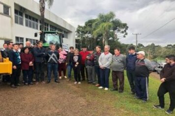 Foto - DEPUTADO GIOVANI CHERINI OFICIALIZA ENTREGA DE MÁQUINA