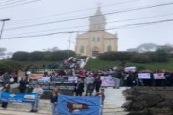 Foto - CAMINHADA DE VALORIZAÇÃO A VIDA MARCOU A MANHÃ COM CENTENAS DE PARTICIPANTES