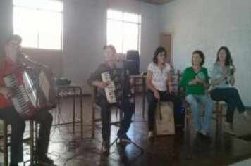 CINEASTA ARVOREZINHENSE MARA SALLA PARTICIPA DO ENCONTRO DO GRUPO DE IDOSOS ALEGRIA DE VIVER