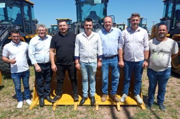 PREFEITO JAIME BORSATTO JUNTAMENTE COM COMITIVA ARVOREZINHENSE ACOMPANHAM A ENTREGA DE UMA PÁ CARREGADEIRA PARA O MUNICÍPIO DE ARVOREZINHA