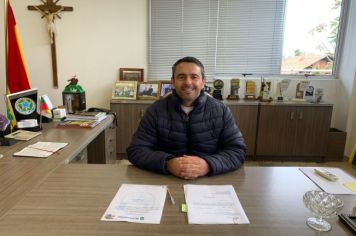 TIAGO FORNARI ESTÁ A FRENTE DO EXECUTIVO MUNICIPAL 