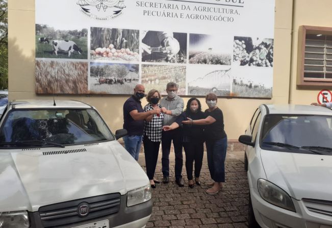 ADMINISTRAÇÃO MUNICIPAL DE ARVOREZINHA RECEBE VEÍCULO DA SECRETARIA DE AGRICULTURA DO ESTADO DO RS AMPLIANDO A FROTA MUNICIPAL