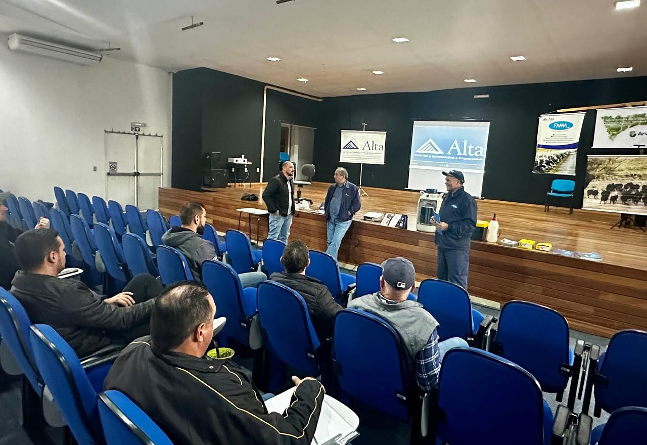 Curso de reciclagem para inseminadores e produtores foi realizado