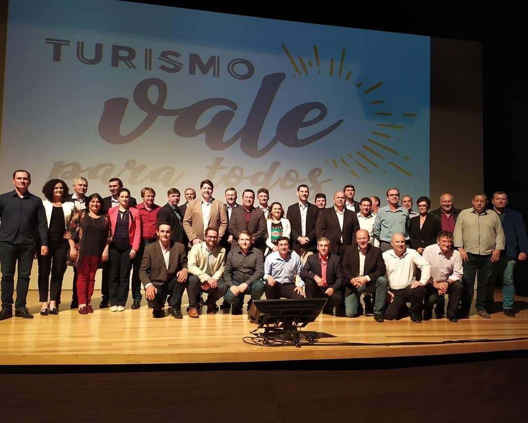 VICE-PREFEITA E SECRETÁRIA DO TURISMO E CULTURA PARTICIPAM DE EVENTO QUE SELOU UM NOVO MOMENTO PARA O TURISMO NO VALE DO TAQUARI