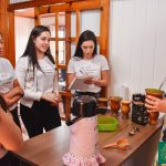 ESCOLA DO CHIMARRÃO PROPORCIONA CONHECIMENTO AS CANDIDATAS A CORTE DE SOBERANAS