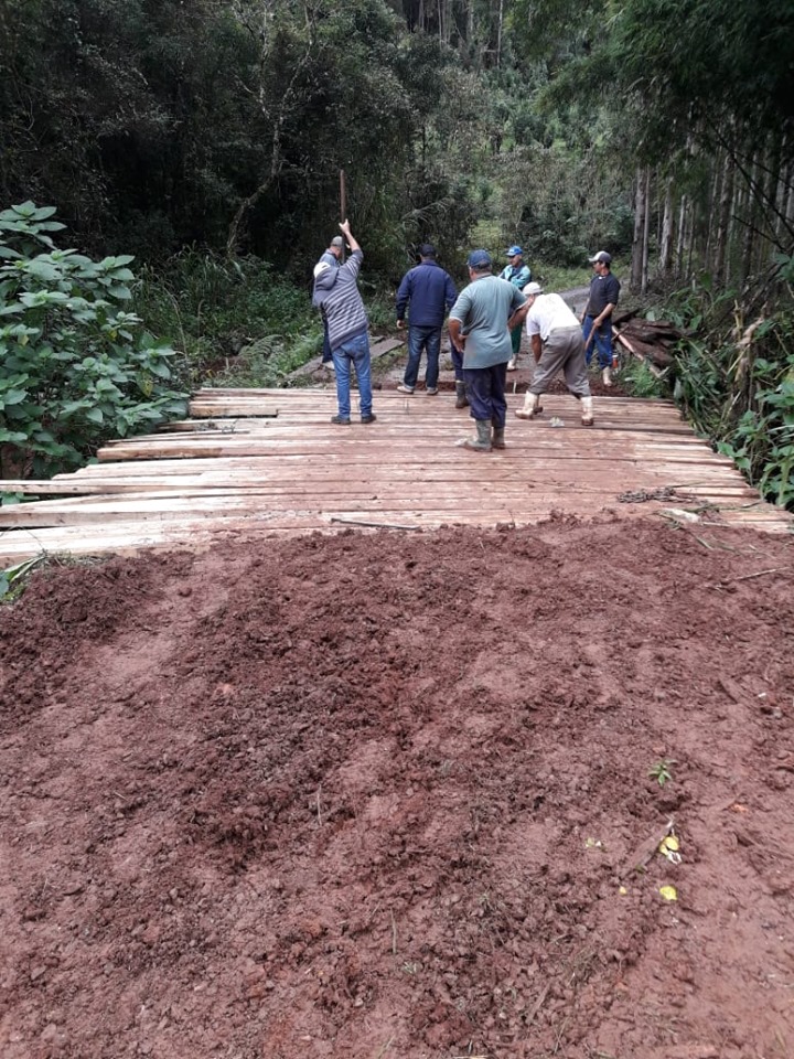 Secretária de Obras realizou trabalho junto a Linha Sabadin para melhor passagem dos agricultores