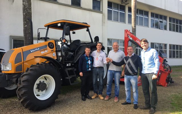 Município recebe trator agrícola e roçadeira hidráulica