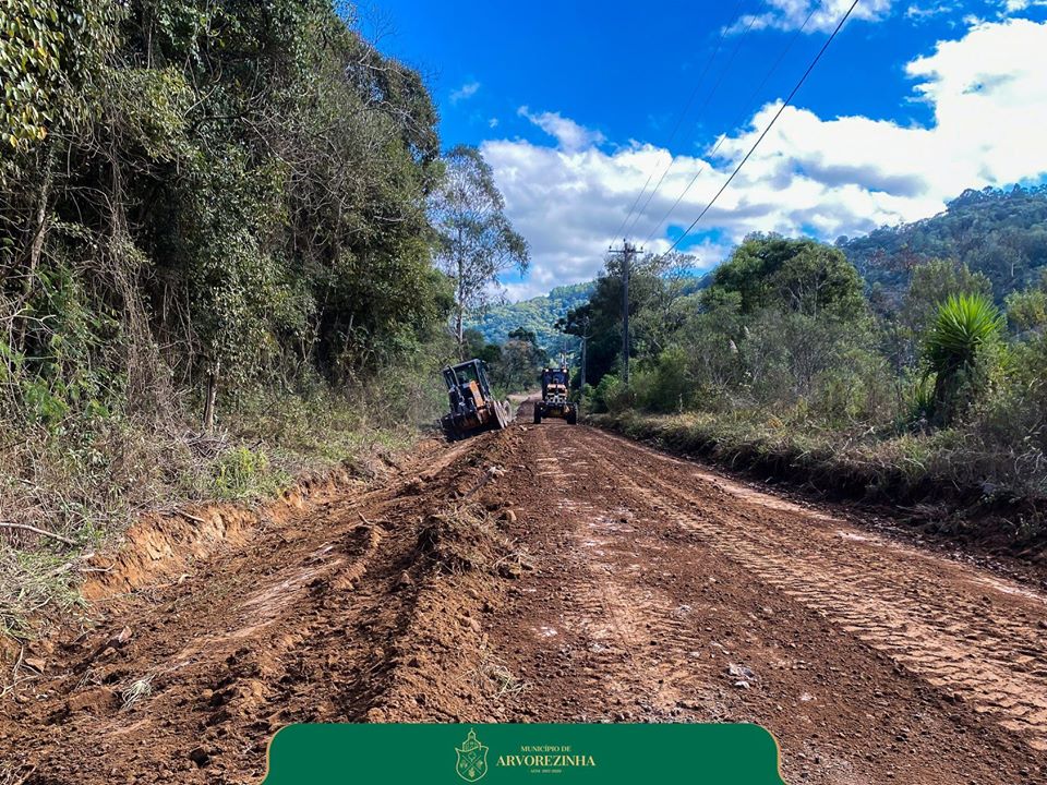 SECRETARIA DE OBRAS SEGUE NOS TRABALHOS DE MELHORIAS DAS ESTRADAS DO INTERIOR