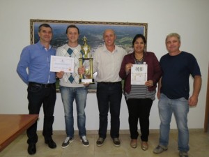 Troféu e certificado foram entregues