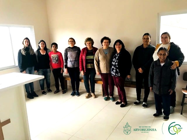 ADMINISTRAÇÃO MUNICIPAL LEVA ATÉ O BAIRRO SCORSATTO CURSO DE ARTESANATO