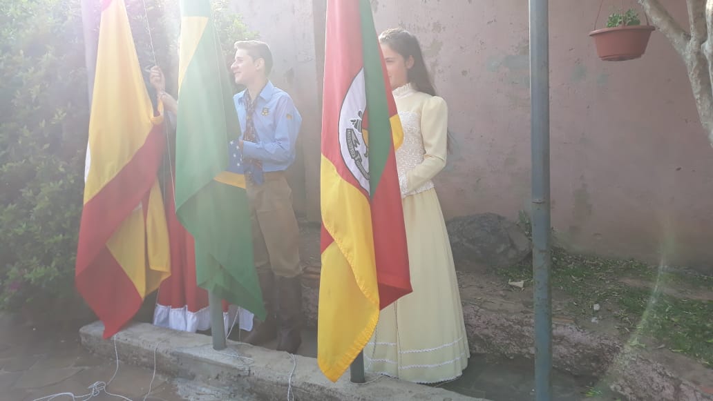 ESCOLA ORESTES DÁ INÍCIO OS FESTEJOS FARROUPILHA